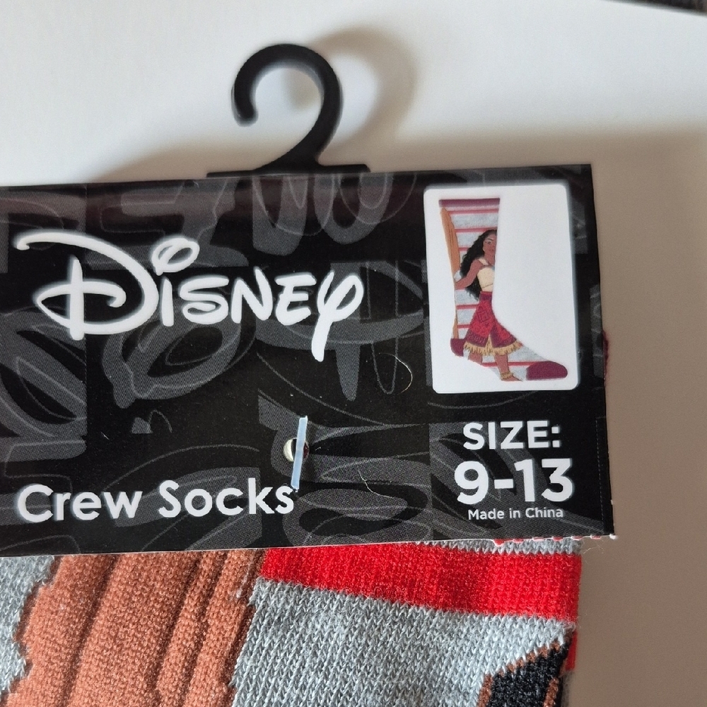 🔥🔥STEAL🔥🔥Disney Moana Gray and Red Crew Socks with Lip Balm - Picture 2 of 6